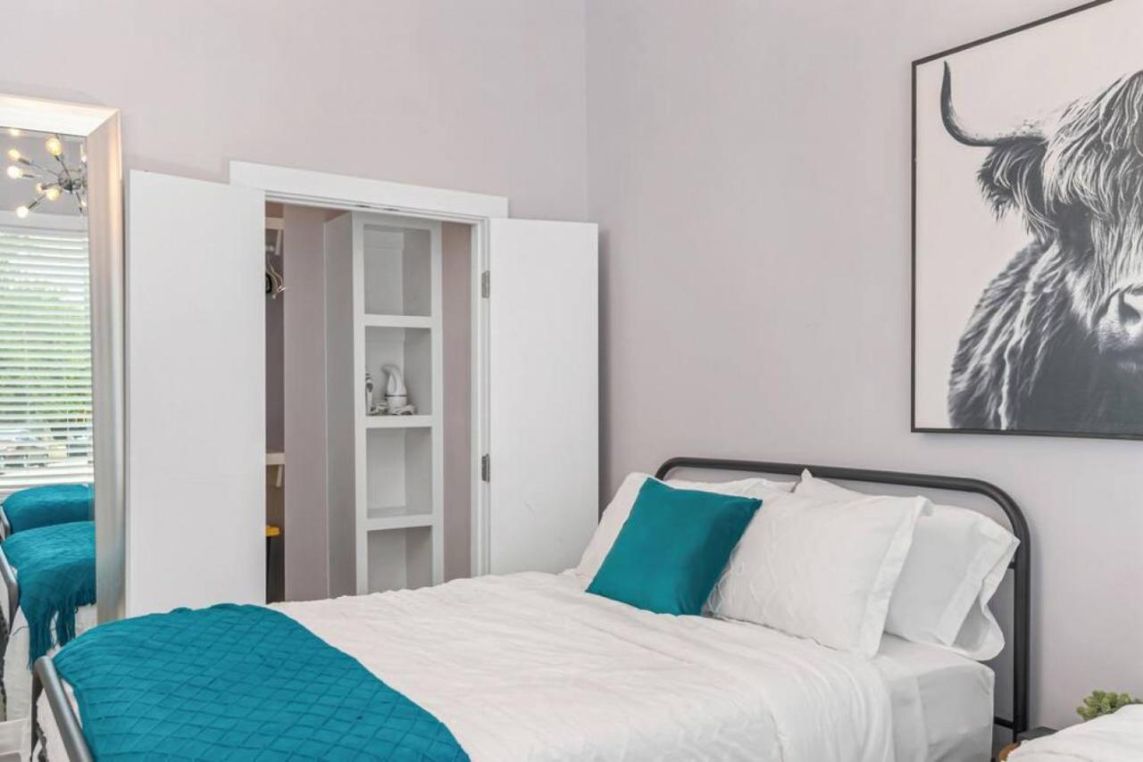 3 Bed, 1 Bedroom With Washer, Dryer And Parking *