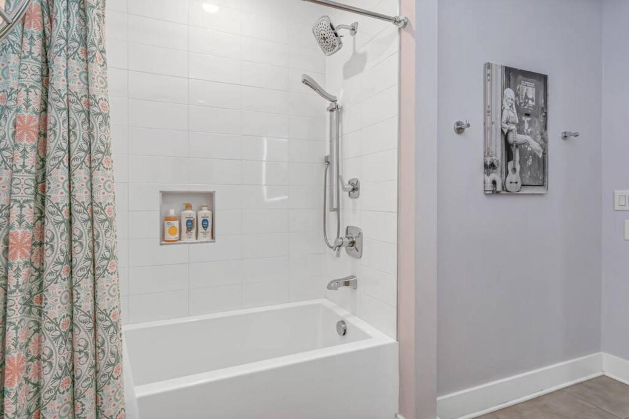 3 Bed, 1 Bedroom With Washer, Dryer And Parking Apartment *